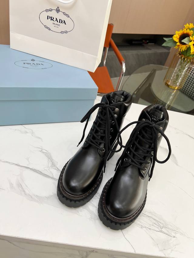 Prada* P: 女款size ：35-40 41可订做 新品普拉达2024秋冬走秀款靴子 太古汇原版购入爆拆复刻 鞋子上脚很轻便，走路舒适度都很赞 运用三角